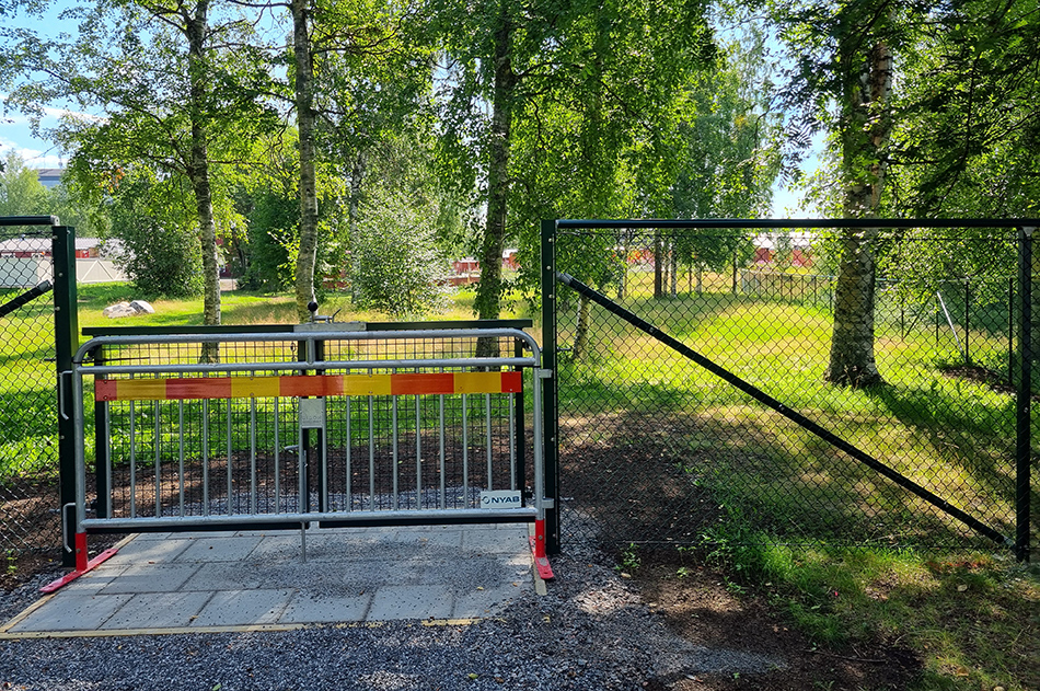 Hundrastgården är ännu inte öppen att använda. Invigning sker lördag 6 september klockan 13:00 och efter ceremonin är rastgården öppen för allmänheten.