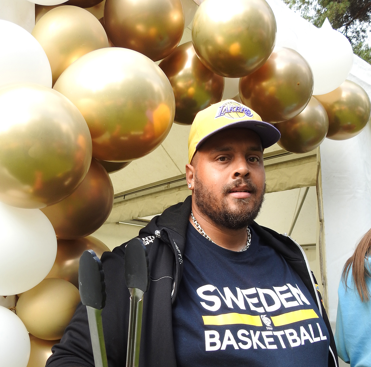 Höken Basket firar 50 år i år och ett flertal spelare fanns med under invigningen. Joshua Turner från klubben, ansvarade för att pynta med ballonger för att uppmärksamma jubiléet..