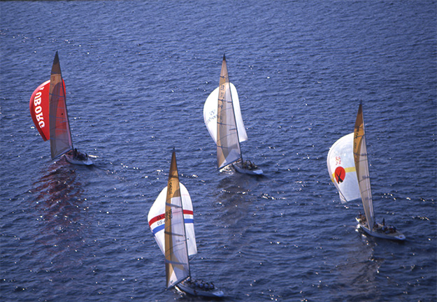 Segelbåtar i flygbild.