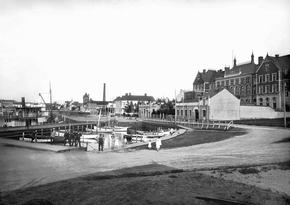 Småbåtshamnen och till höger stadshotellet.