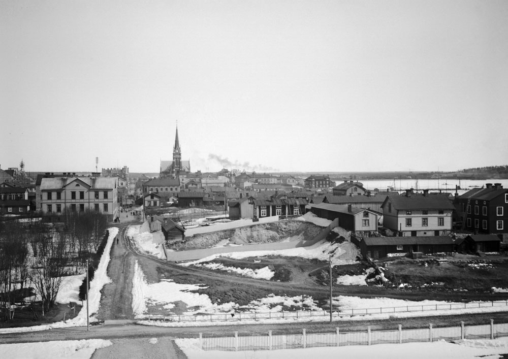 Vy från Länsstyrelsen efter Köpmangatan mot kyrkan.