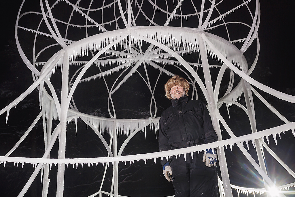 Konstnären Tim Linhart framför sitt verk "SIlverpaviljongen" som står vackert belägen på Gültzauuddens högst topp. Foto: Susanne Lindholm