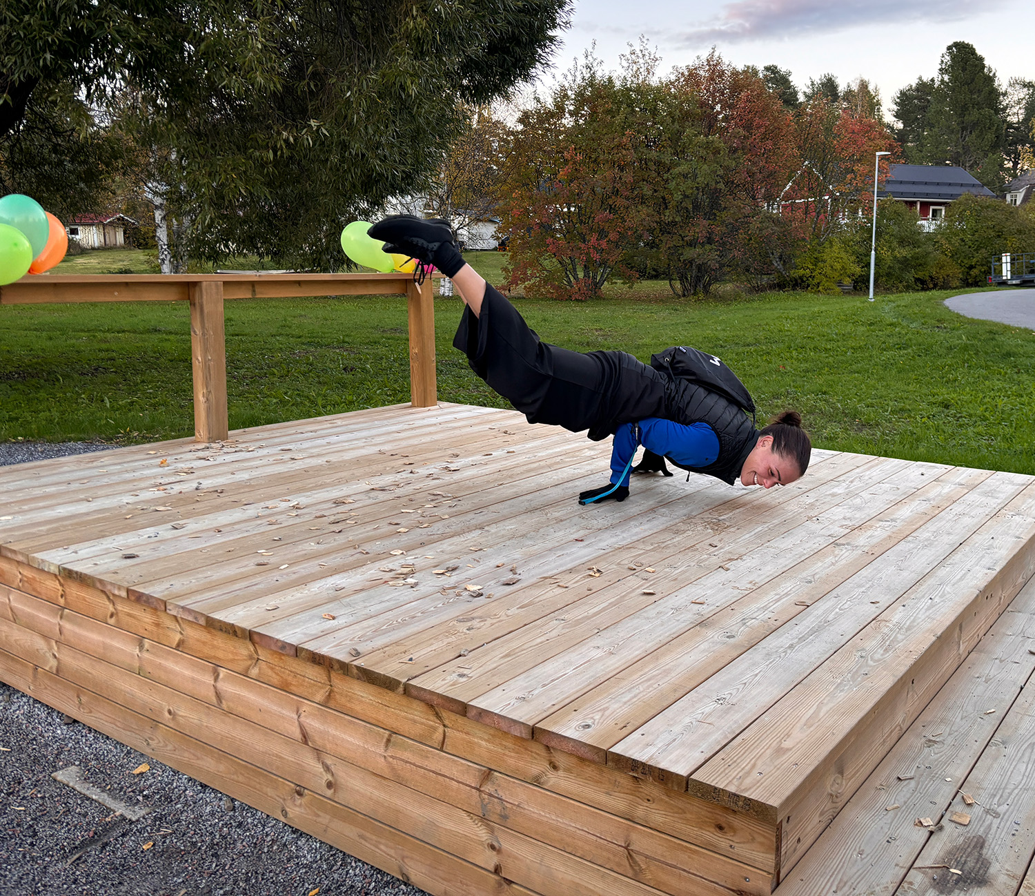 Lindalie Richwald personlig tränare och instruktör för maskinerna från Omnigym deltog under invigningen och gav tips på bra träningspass och övningar i de olika gymredskapen.Här visar hon hur man kan använda trädäcket på plats med en avancerad yogaposé.