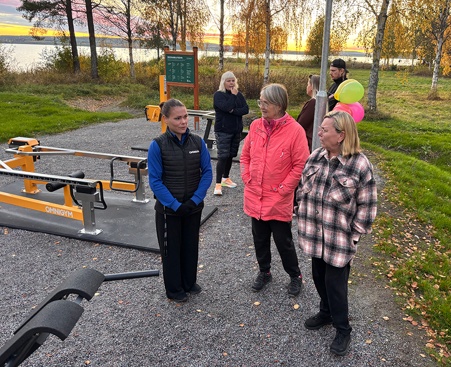Grannfolket var ute och promenerade och passade på att besöka invigningen. Här ser vi väninnorna Anki Mäki och Mona Lundberg i samspråk med Lindalie.
