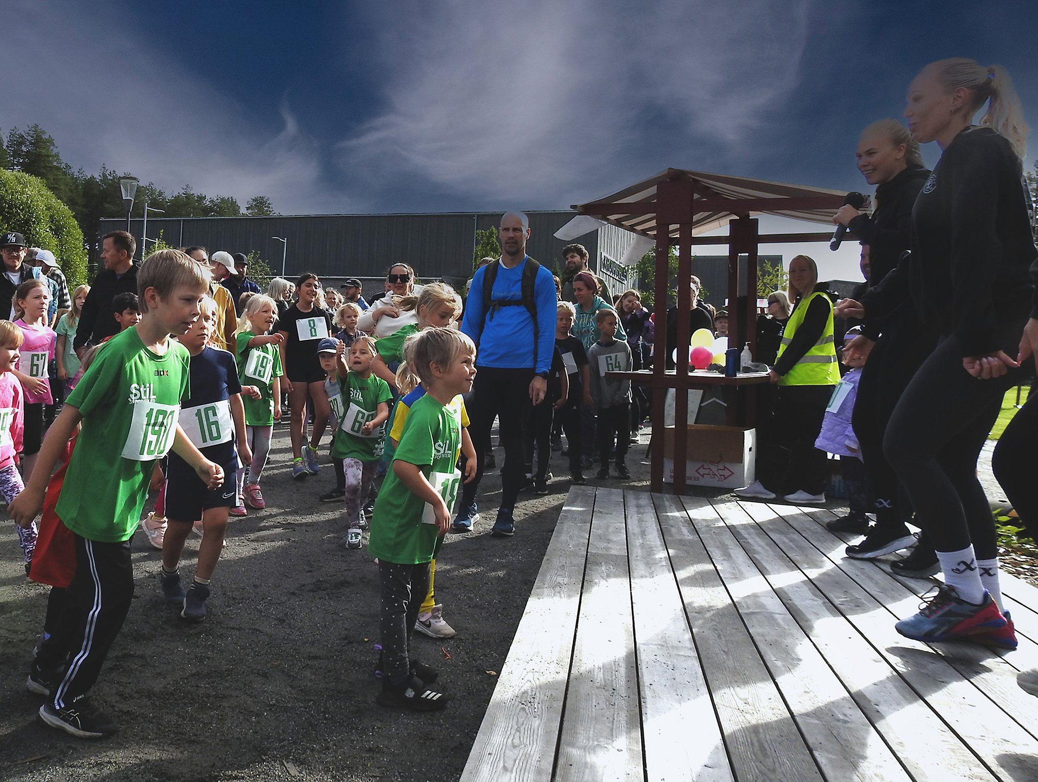 Instruktörer från gymmet "Gymmet" som planerar för att etablera sig på Kronanområdet skötte uppvärmningen inför Kronanjoggen.