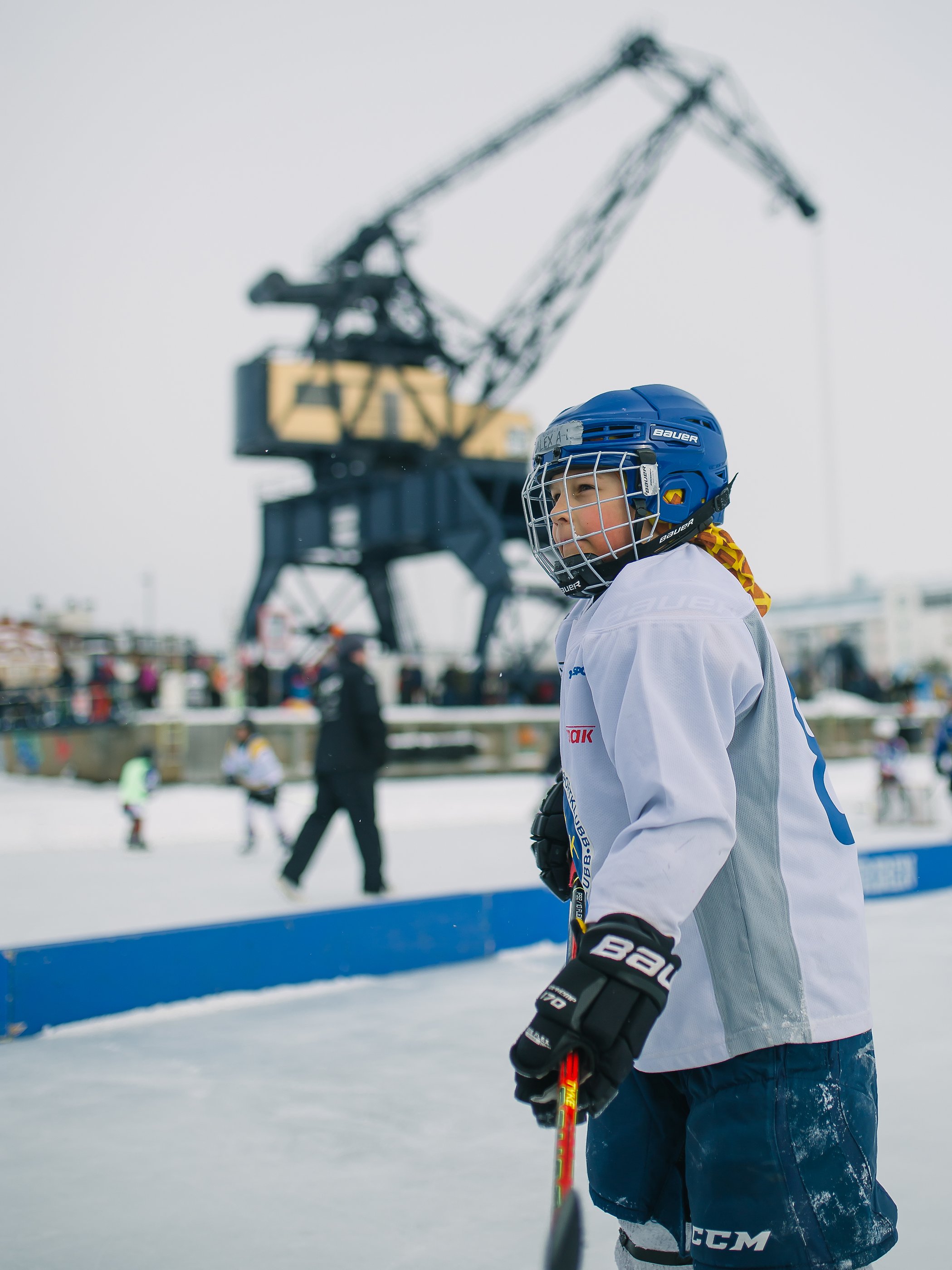 Barn som spelar hockey vid kranen i Södra hamn