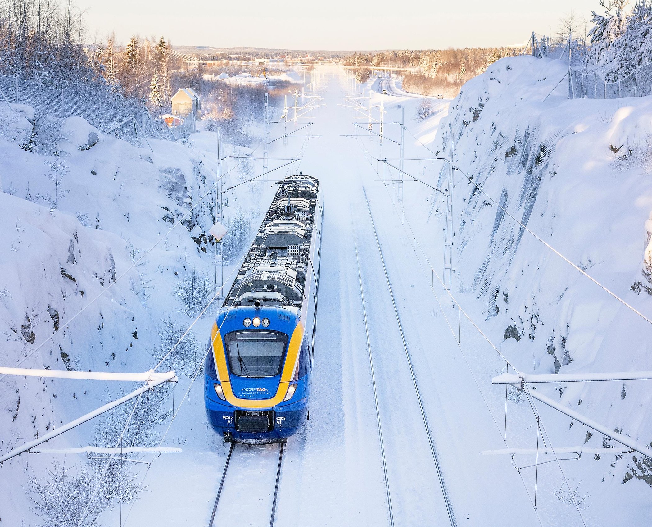 Ett tåg som åker genom ett vintrigt landskap