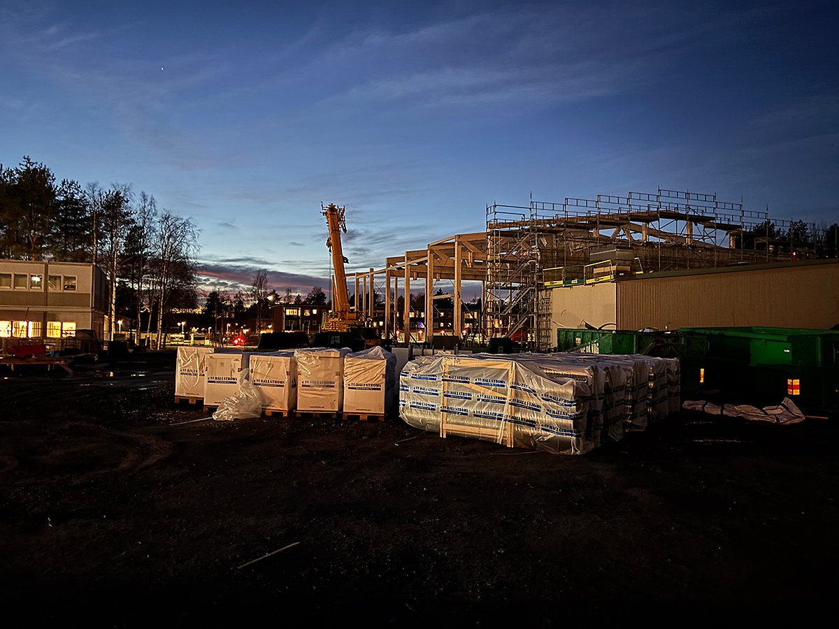 För varje dag ser man hur byggnaderna reser sig. Här ses sporthallen ta form. (November 2025)