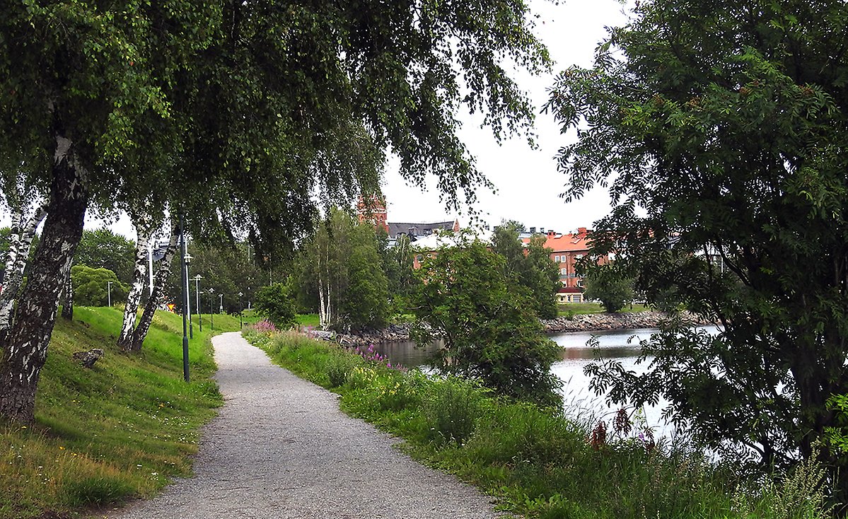 Gång- och cykelvägen går längs hela strandkanten in mot varvsleden.