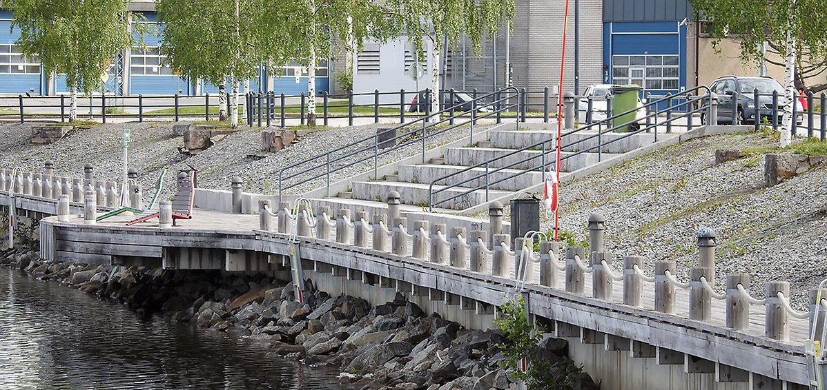 Stentrappa ned mot vattnet som fungerar som sittplatser. Ligger nedanför Kulturens Hus